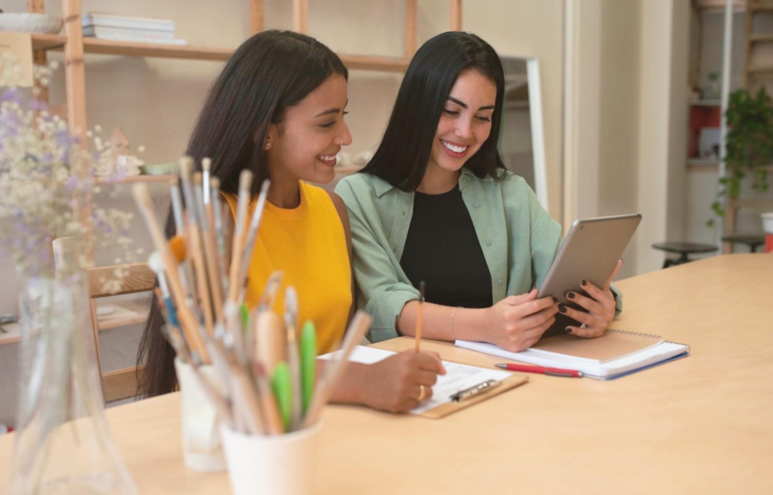 Detailansicht von Rentabilitätskennzahlen und Geschäftsdiagrammen auf professionellem Monitor