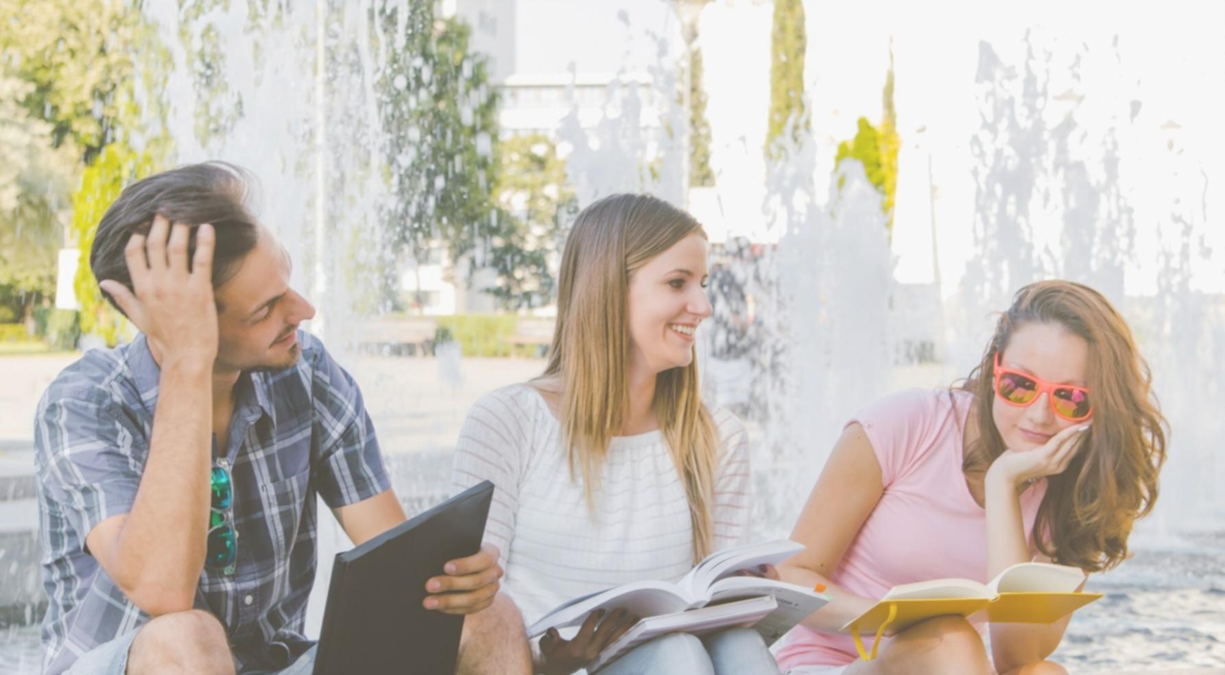 Strategische Finanzplanung mit Taschenrechner und Dokumenten