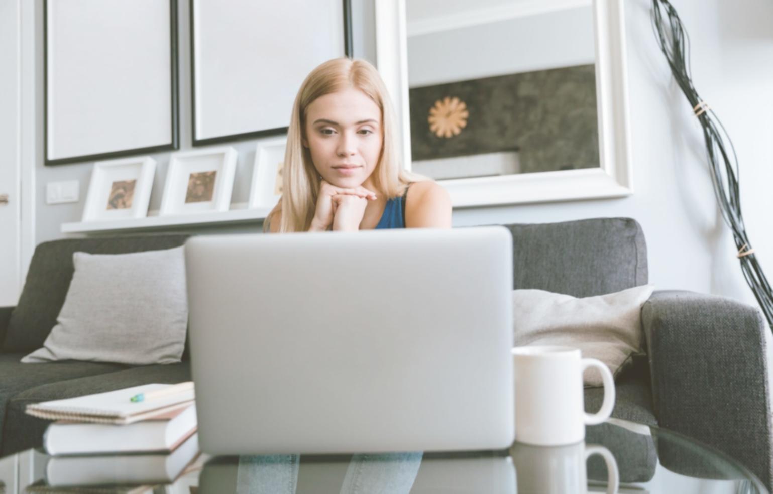 Moderne Arbeitsplätze bei pelvarinoxo mit professioneller Ausstattung